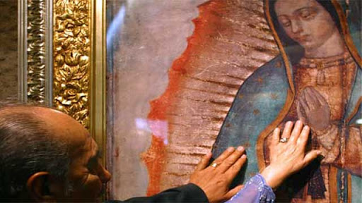 La tilma milagrosa de Guadalupe custodiada en el santuario mariano mexicano
