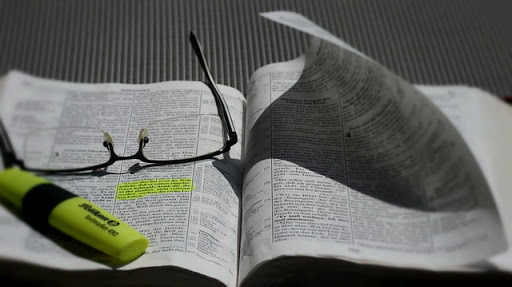 Biblia, anteojos y marcador