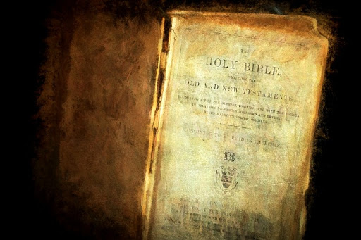 Biblia antigua, fondo negro