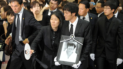 South Koreans mourn a suicide &#8211; es