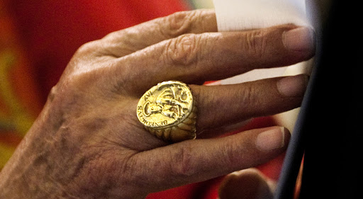 El anillo del Pescador de Benedicto XVI