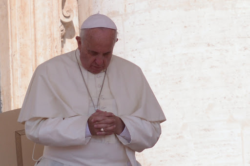 papa francisco orando
