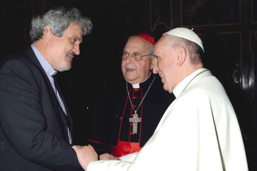 El Papa Francisco y el padre Peter Balleis sj., director internacional del Servicio Jesuita a Refugiados.  