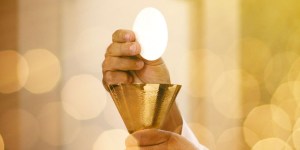 La doxología de la Misa, ¿solo la dice el sacerdote o lo decimos todos?