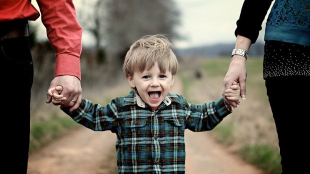 WEB-FAMILY- BOY HANDS- HAPPINESS- Photoflurry-CC