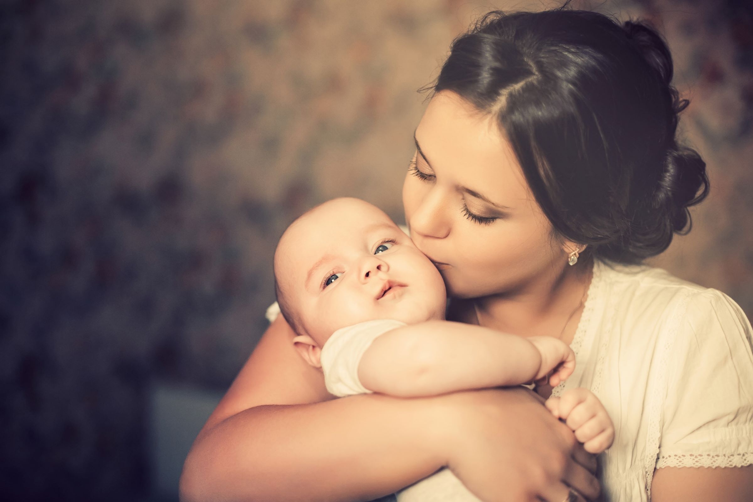WEB-MOTHER-BABY-LOVE-BELOVED-shutterstock_137703866-Falcona-AI