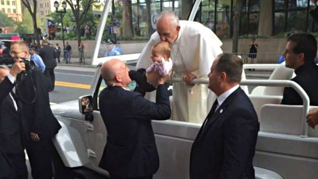 WEB-POPE FRANCIS-KISSING-BABY-PHILADELPHIA-Family photo