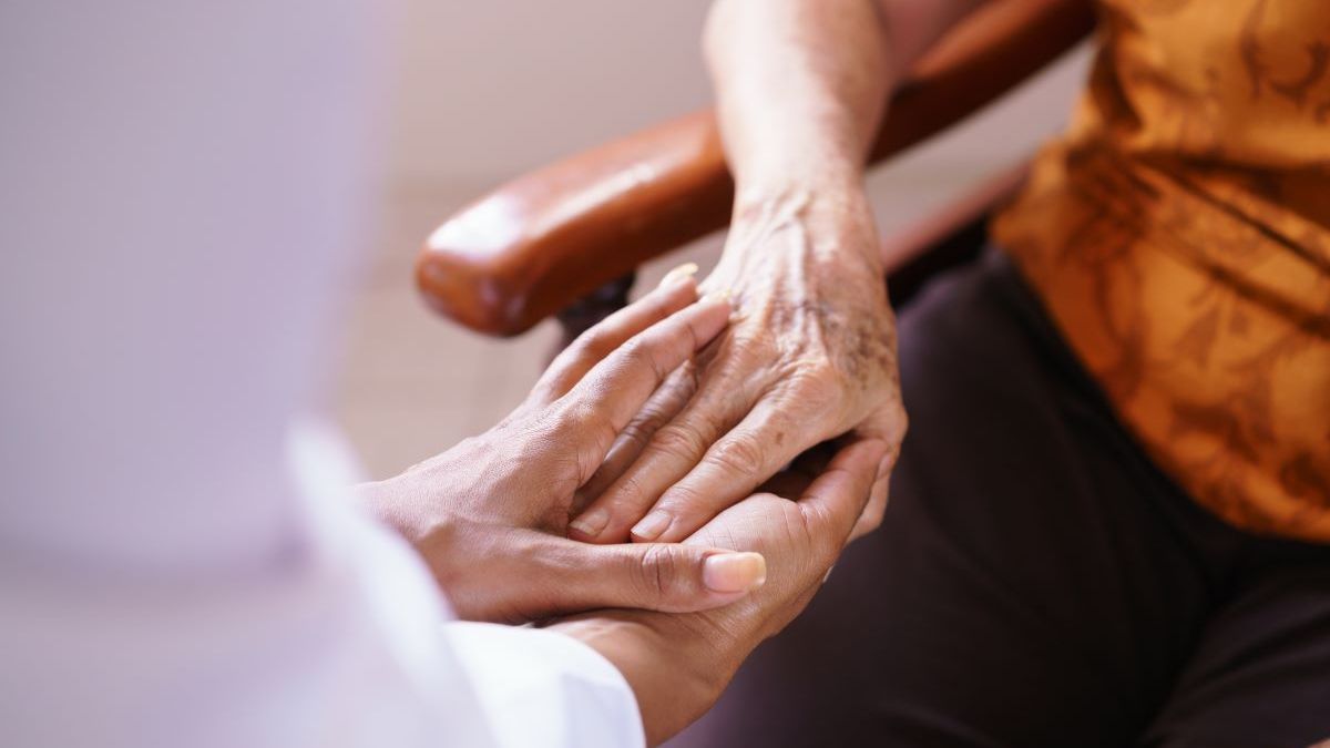 Personas-mayores-en-hospicio-geriatrico-shutterstock_407660560.jpg