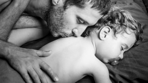 WEB-FATHER-SON-CHILD-SLEEPING-shutterstock_242460127-Giacomo Pratellesi-AI