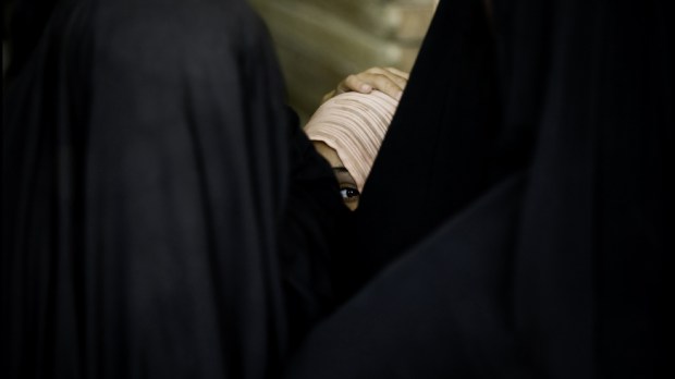 web-islam-burka-girl-eye-zoriah-miller-cc.jpg