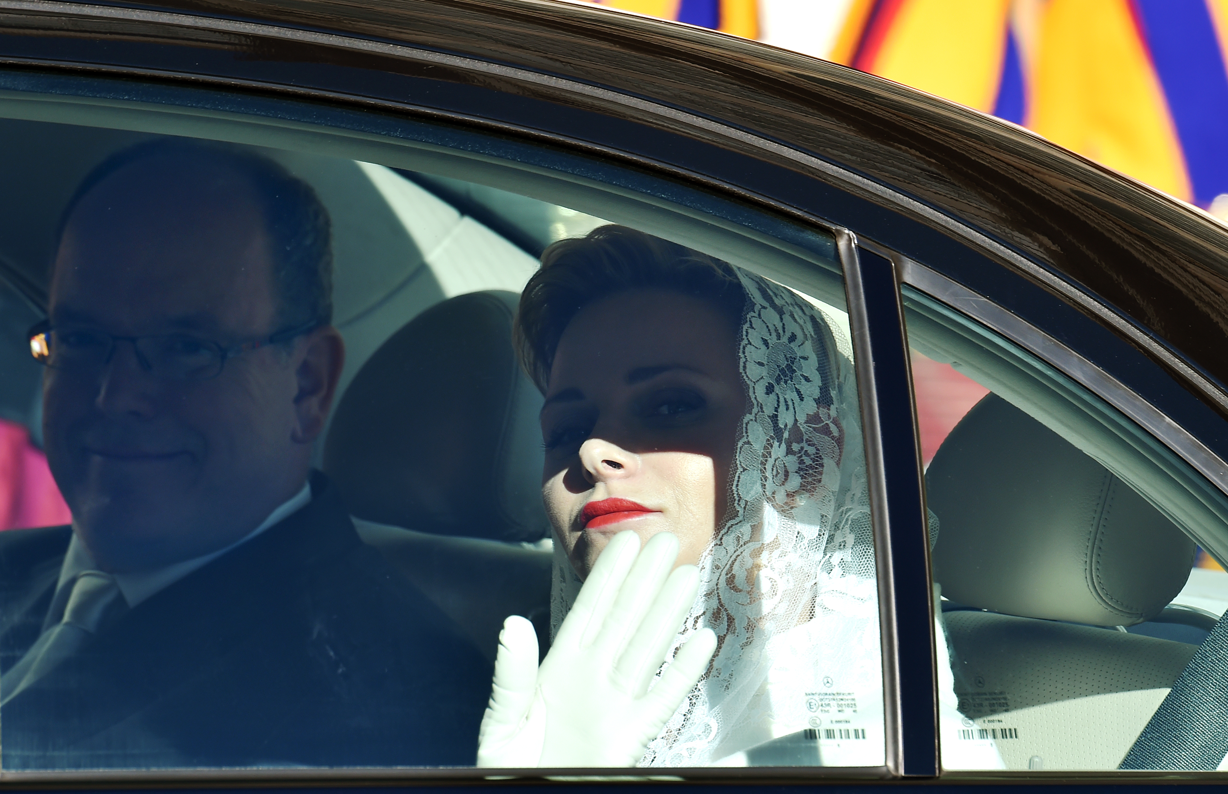 Principe Alberto II de Monaco (L) y su esposa Charlene (R) abandonan el Vaticano después de su encuentro con el Papa Francisco, 18 enero2016. / AFP / ALBERTO PIZZOLI