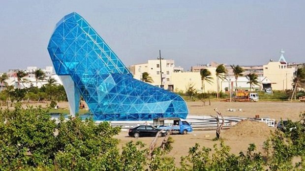 Es esta iglesia en forma de zapato de cristal la más fea del mundo?