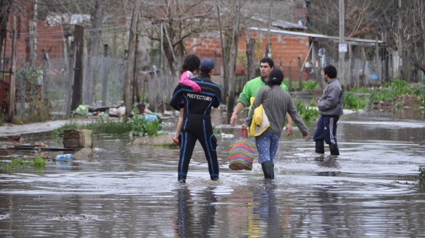 web-floods-argentina-southamerica-people-street-flooding-ministerio-de-seguridad-argentina-cc.jpg