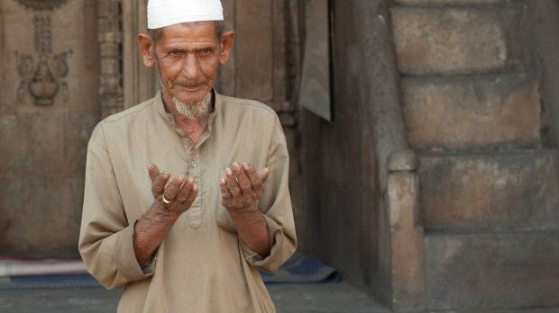 web-muslim-pray-islam-india-mao-de-paris-cc.jpg