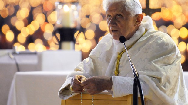 web-pope-bemedict-praying-rosary-000_par3233990-pierre-philippe-marcou-afp-ai.jpg