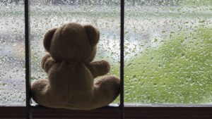 web-sad-teddy-bear-rain-drops-shutterstock_330234992-wittaya-changkaew-ai.jpg