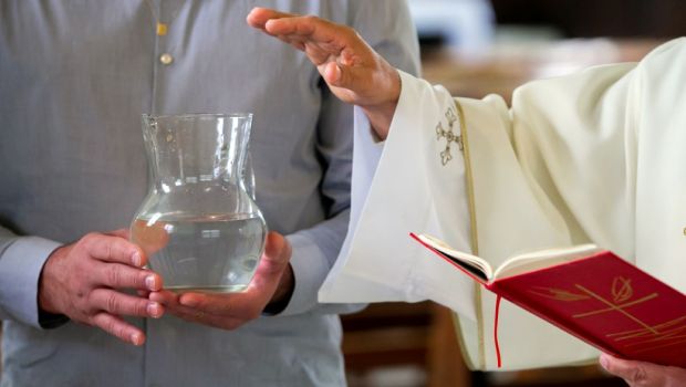 agua bendita, superstición, iglesia católica, pecados veniales, signos sensibles