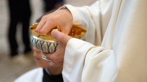web-communion-eucharist-priest-hands-c3a1ngel-cantero-iglesia-en-valladolid-cc.jpg