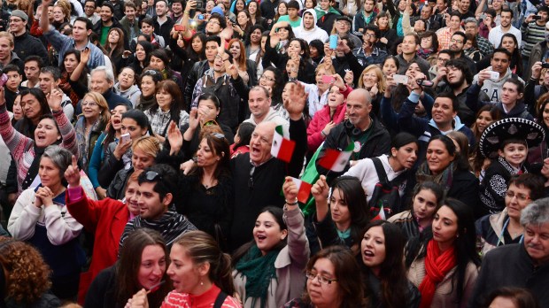 web-people-flag-crowd-mexico-c2a9-marko-vombergar.jpg