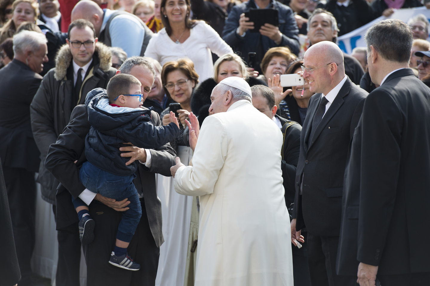 El Papa se detiene a saludar a un niño con síndrome de down