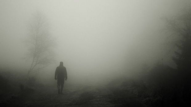 hombre-caminando-de-espaldas-en-la-niebla-1024&#215;633.jpg