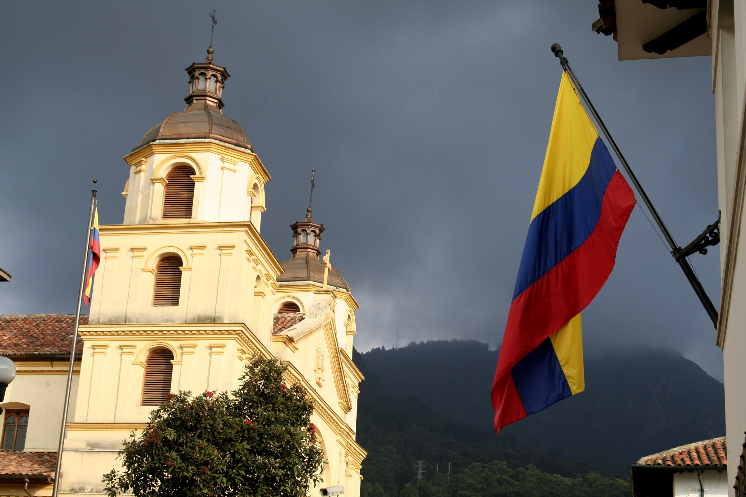 web-colombia-flag-church-shutterstock_1083569-dario-diament-ai.jpg