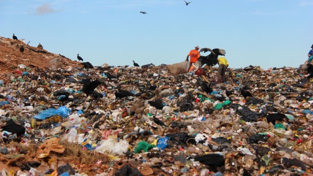 web-estrutural-trash-dump-garbagge-brazil-cdh-camara-cc.jpg