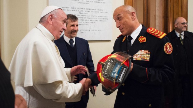 web-pope-francis-firemen-twitter-bomberosra.jpg