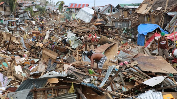 web-tacloban-philippines-ruins-typhoon-ihh-humanitarian-relief-foundation-cc.jpg
