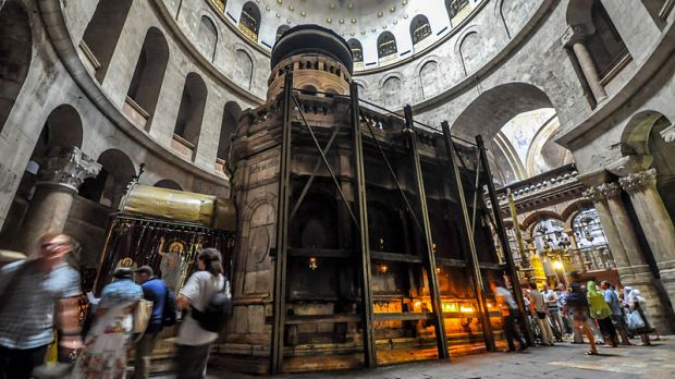 aedicule_which_supposedly_encloses_the_tomb_of_jesus-lr1.jpg