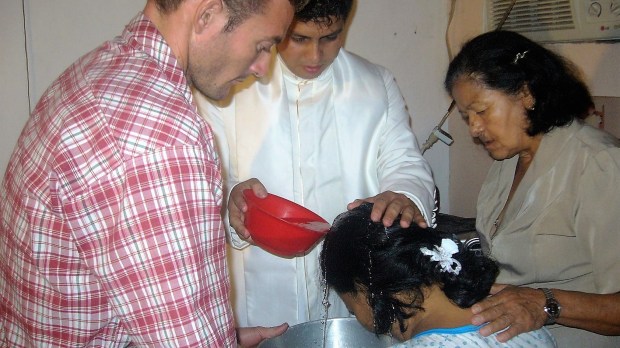 padre-albert-jaimes-bautiza-a-sec3b1ora-en-estado-terminal-en-venezuela-1.jpg
