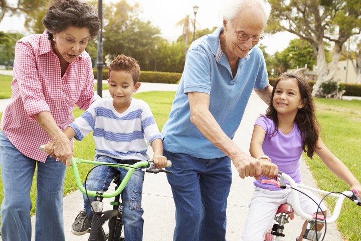 web-grandparents-bikes-children-helping-teaching-family-shutterstock_284522948-monkey-business-images-ai.jpg
