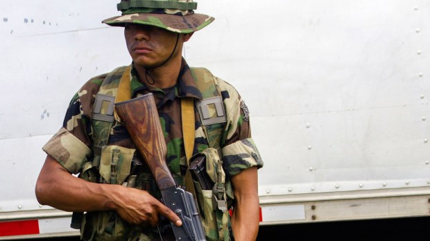 web-nicaragua-soldier-army-shutterstock_329273393-gaborbasch-ai.jpg