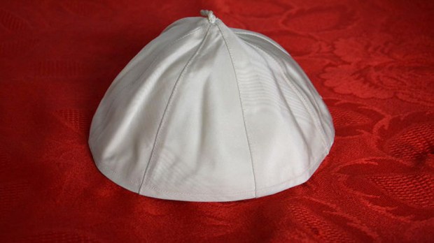 web-pope-francis-cap-skullcap-auction-subastas-catawiki-es.jpg