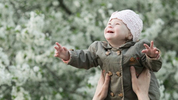 web-syndrom-down-child-baby-smile-shutterstock_261566111-eleonora_os-ai.jpg