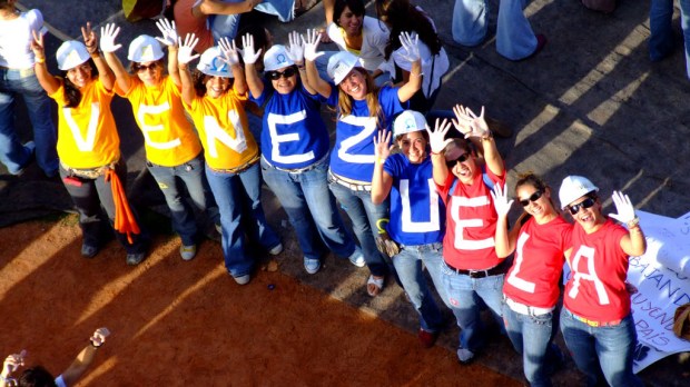 web-venezuela-flag-people-hands-rodrigo-suarez-cc1.jpg