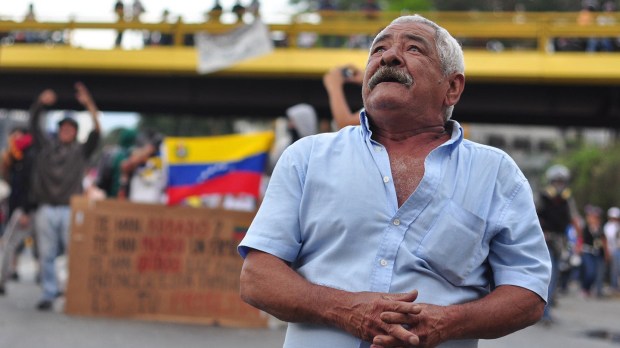 web-venezuela-protest-man-people-flag-street-andrc3a9s-e-azpc3barua-cc.jpg