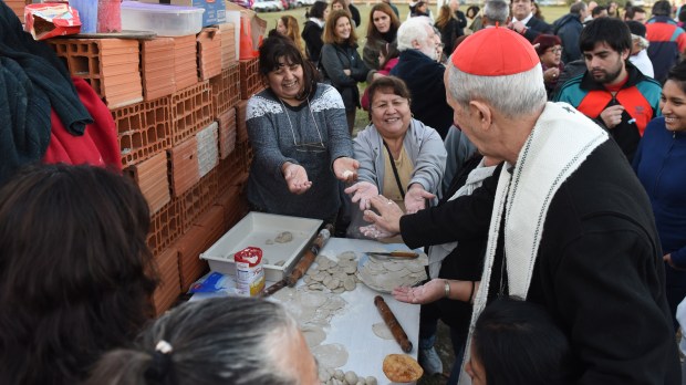 web-argentina-bishop-poli-blesses-hands-women-dsc_2013-c2a9-marko-vombergar-aleteia.jpg