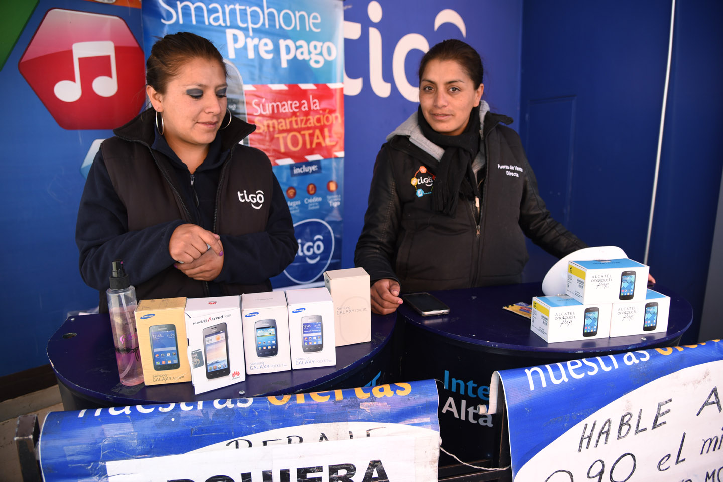 web-bolivia-smartphones-sellers-sale-00177-07-08-lapaz-marko-vombergar-aleteia.jpg
