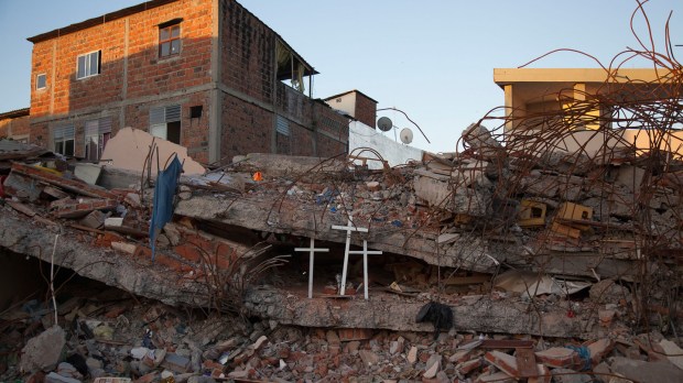 web-earthquake-ecuador-ruins-city-foto-conred-cc.jpg