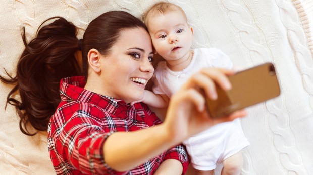 web-mother-taking-pictures-selfie-baby-shutterstock_259303253-halfpoint-ai.jpg