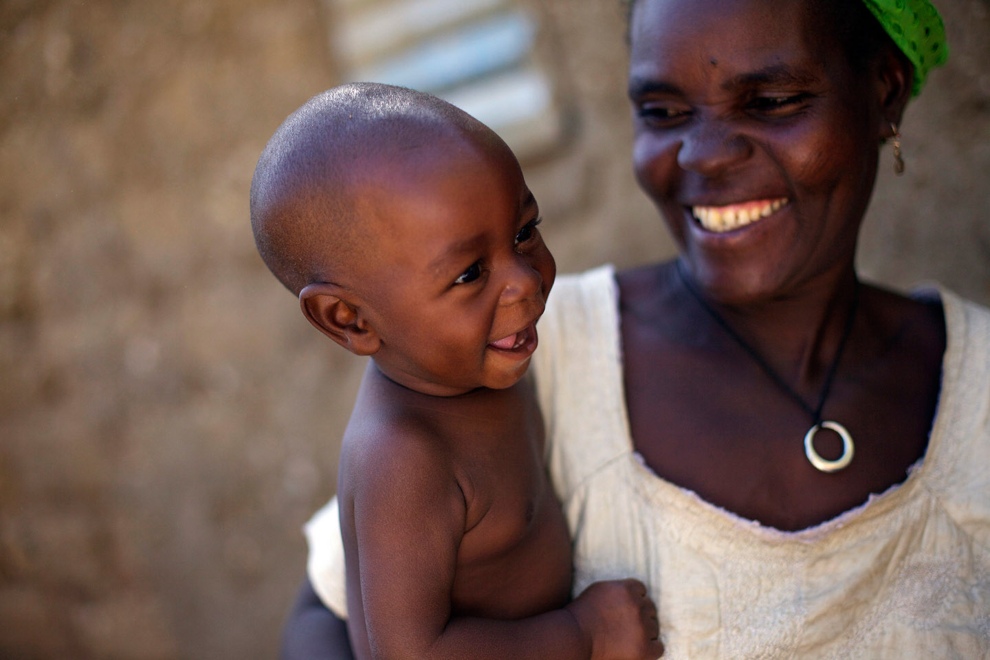 WEB-POVERTY-CHILD-MOTHER-SMILE-4-© UNICEF-Benedicte Kurzen-CC