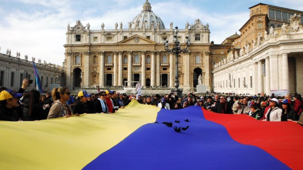 web-venezuela-pope-vatican-flag-facebook-sos-venezuela-from-italy.jpg