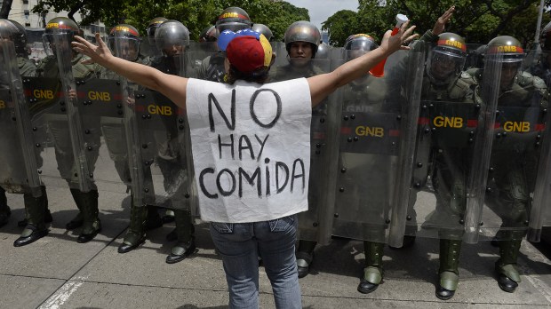 web-venezuela-protest-opposition-march-food-000_av74h-federico-parra-afp-ai.jpg