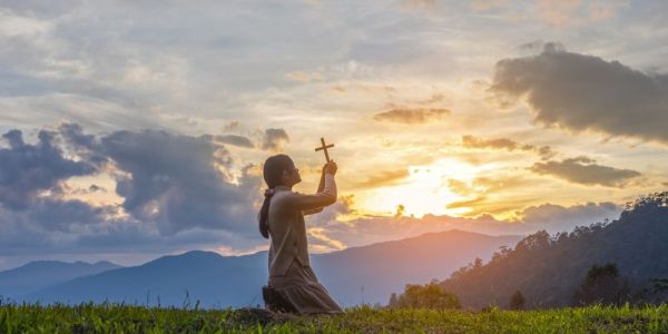 Cómo combatir tentaciones y obstáculos al hacer oración