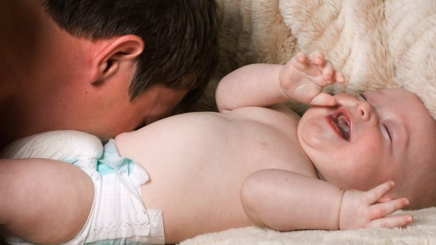 web-baby-father-play-laugh-shutterstock_64921057-crepesoles-ai.jpg