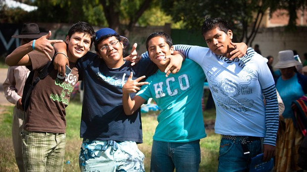 web-bolivia-young-boys-bolivian-kris-krc3bcg-cc.jpg