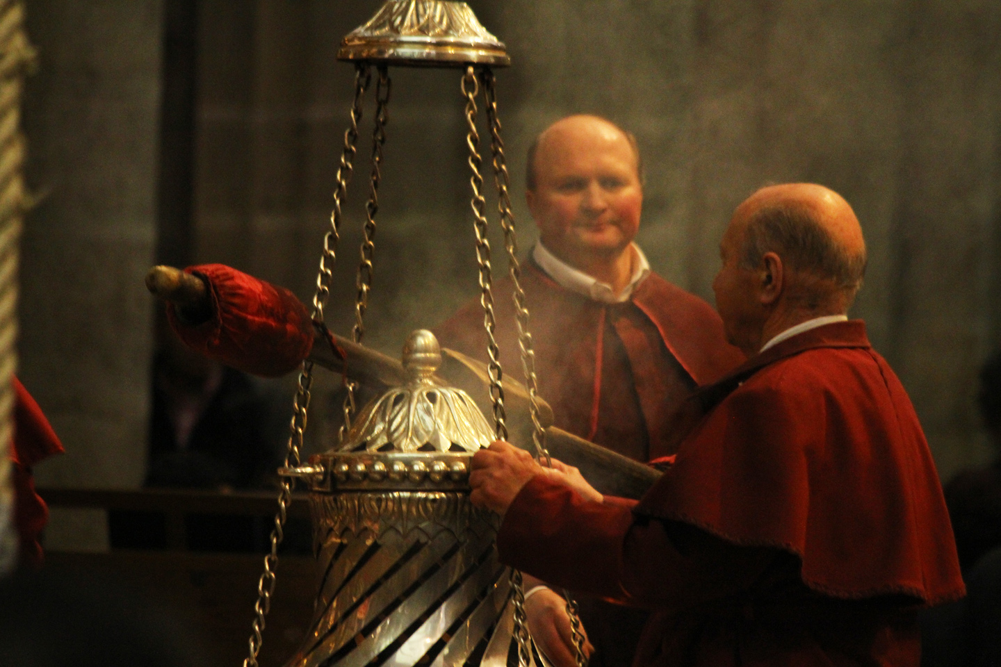El botafumeiro (textualmente, el “esparcidor de humo”, en el gallego original) es quizá uno de los símbolos más conocidos y populares de la Catedral de Santiago de Compostela.