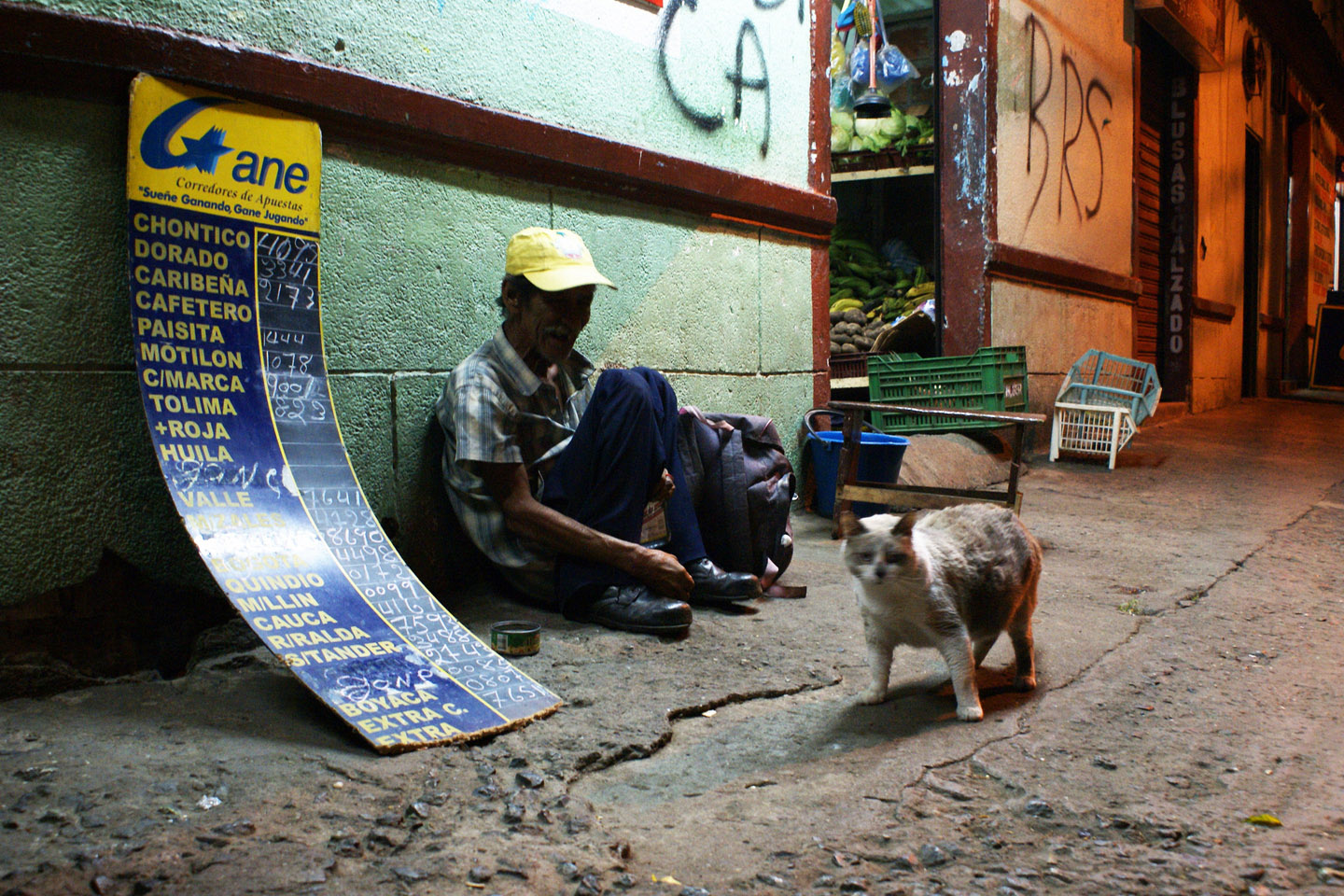 web-colombia-cali-poverty-man-street-vinci-andrc3a9s-belalcc3a1zar-yabur-cc.jpg