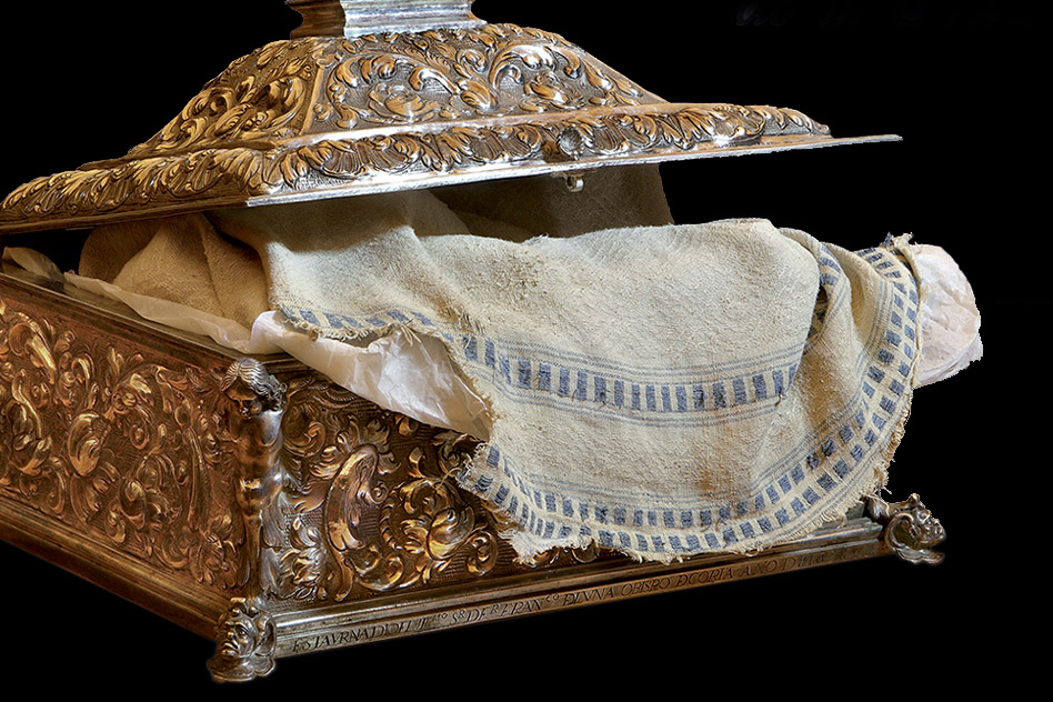 Estudios recientes han vinculado este mantel con la Sábana Santa, explicando que podrían muy bien haber sido hechos al mismo tiempo, y además usados juntos en el Cenáculo.